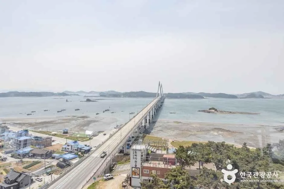 높은 곳에서 내려다본 원산안면대교와 갯벌, 바다 위에 흩어진 작은 섬들과 고깃배